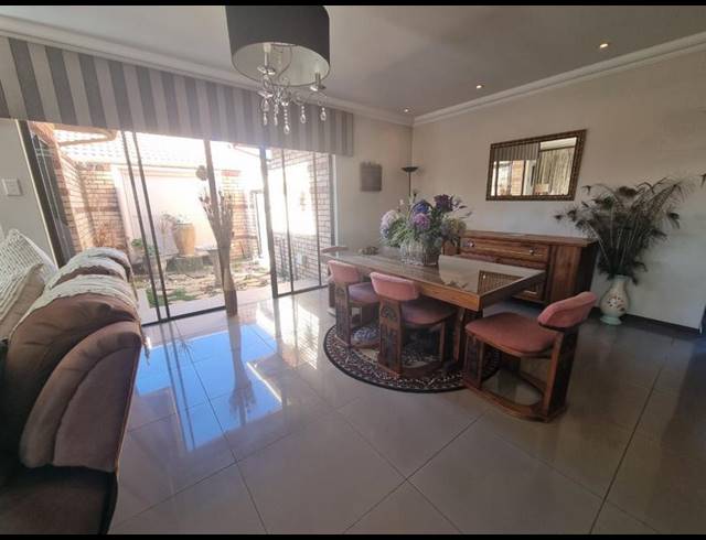 3 BEDROOM TOWNHOUSE FOR SALE IN NEWMARKET